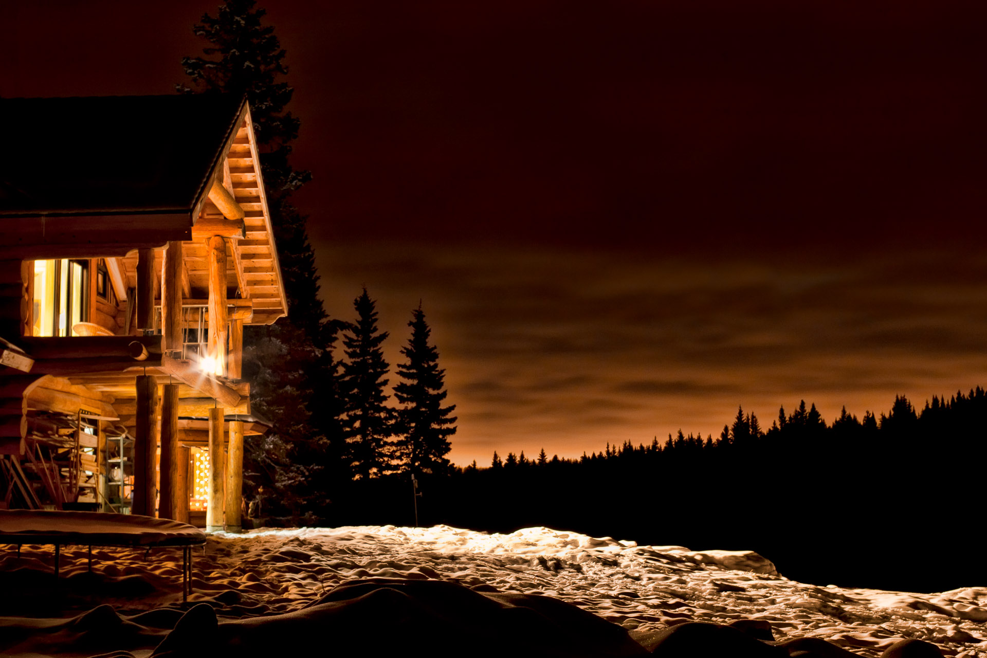 Деревянный домик в лесу ночью